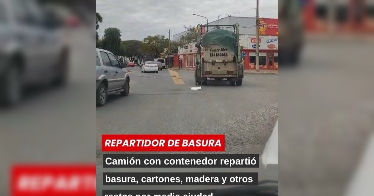 Camión con contenedor repartió basura y restos por media ciudad (VIDEO)